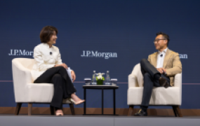 阿里蔡崇信:AI模型训练过程像教育孩子,仅三四年就达到人类博士水平|钛媒体AGI