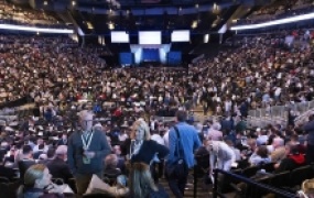 警告人工智能就像核武器,认为中国公司许多被低估! 巴菲特股东大会释放多个信号
