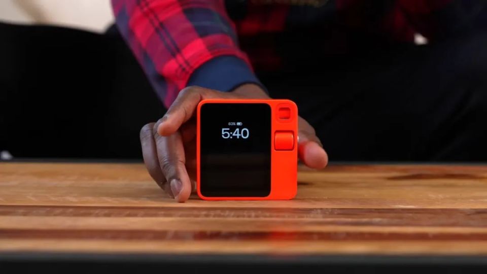 全球最受关注AI硬件创始人回应：R1实现的功能，iPhone难以匹敌