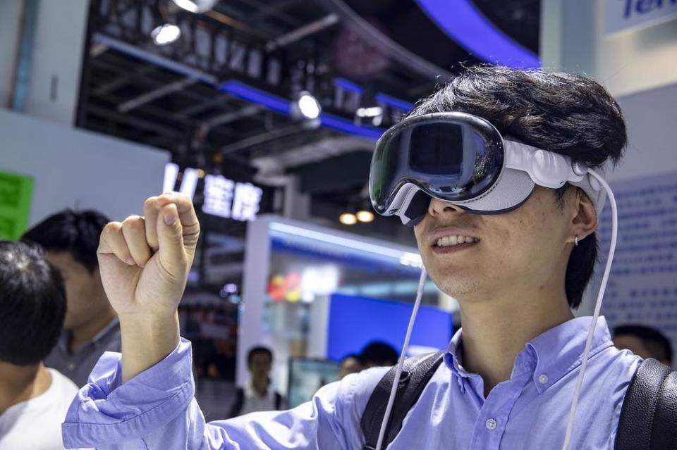 美国限制下，中国多家科技企业积极吸引硅谷AI顶尖人才