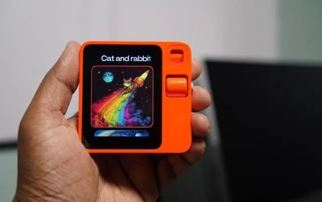 全球最受关注AI硬件创始人回应：R1实现的功能，iPhone难以匹敌