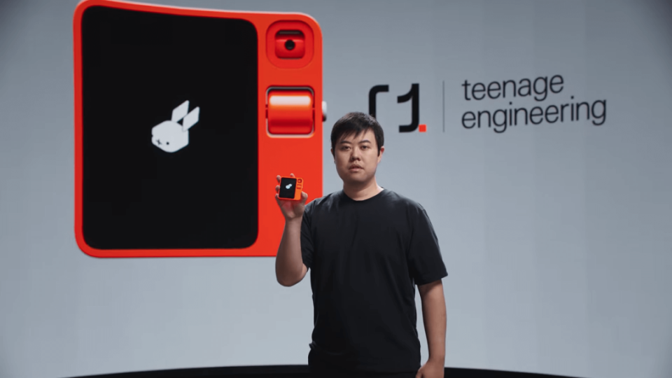 全球最受关注AI硬件创始人回应：R1实现的功能，iPhone难以匹敌