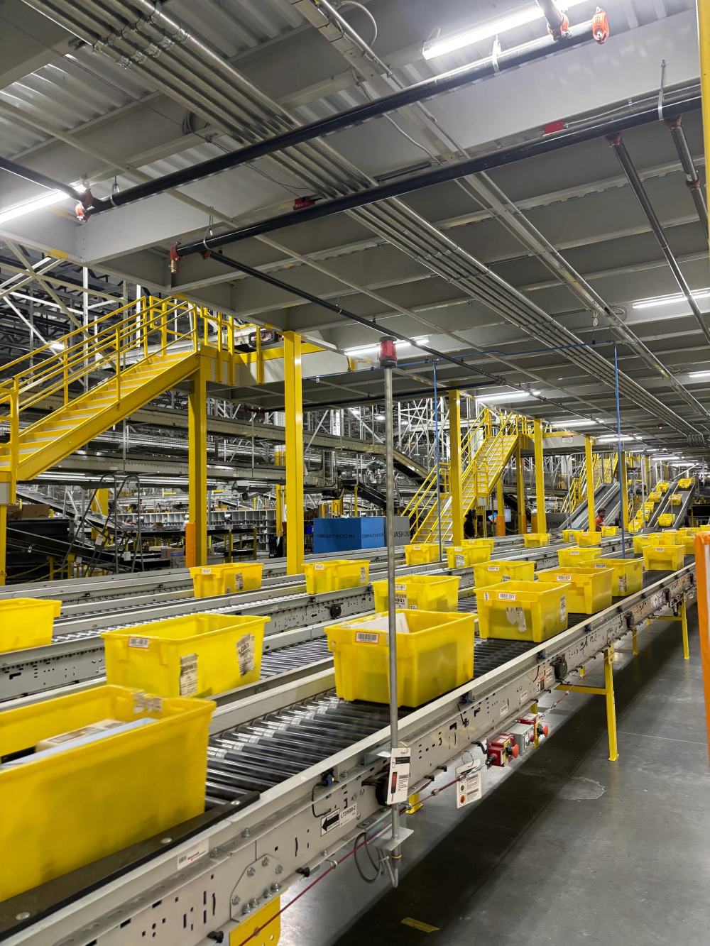 走进亚马逊运营中心：人工智能与机器人引领电商变革