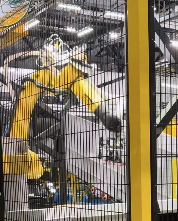 走进亚马逊运营中心：人工智能与机器人引领电商变革