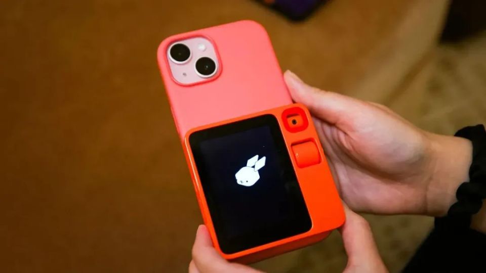 全球最受关注AI硬件创始人回应：R1实现的功能，iPhone难以匹敌