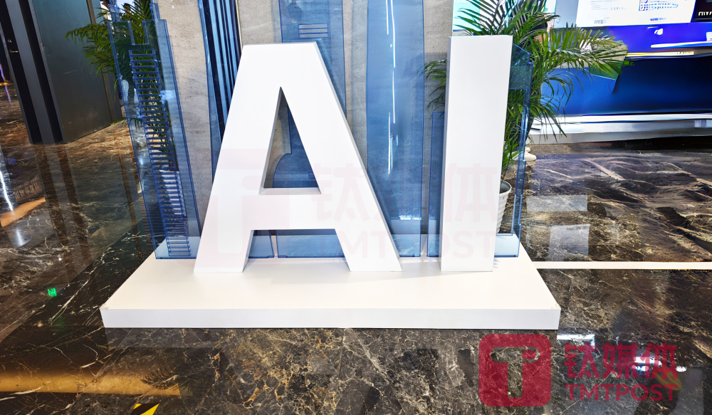 斯坦福抄袭中国大模型引发热议，国人重新审视中美AI差距与价值