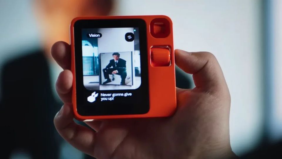 全球最受关注AI硬件创始人回应：R1实现的功能，iPhone难以匹敌