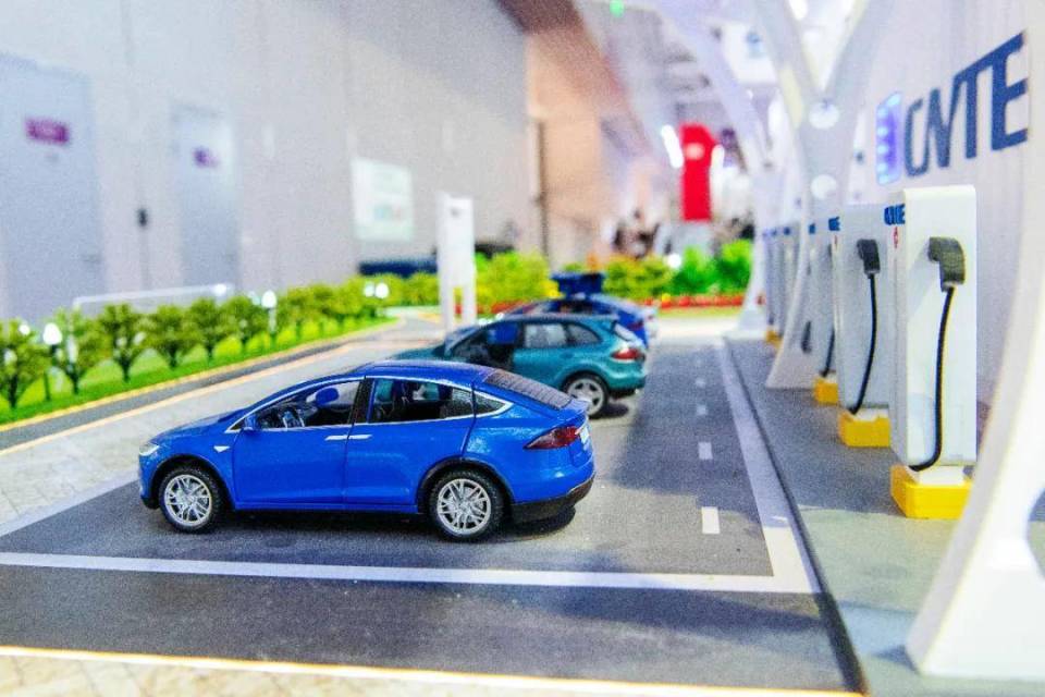 完美电池的未来，或许源自人工智能