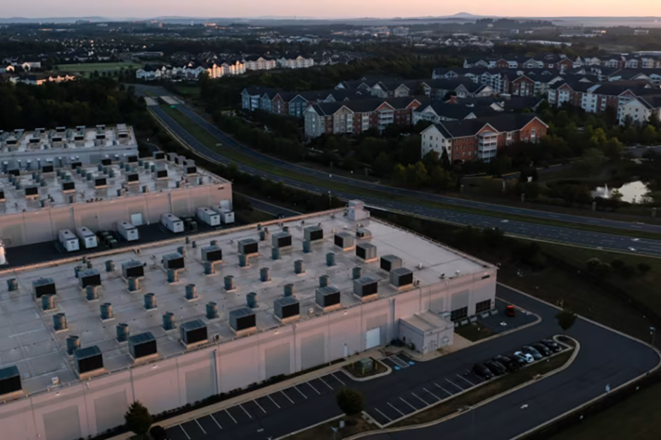 AI基建面临用电与用地双重挑战，微软谷歌亚马逊纷纷转向旧工厂布局