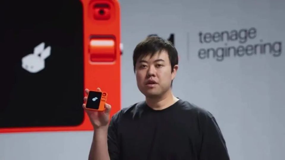 全球最受关注AI硬件创始人回应：R1实现的功能，iPhone难以匹敌