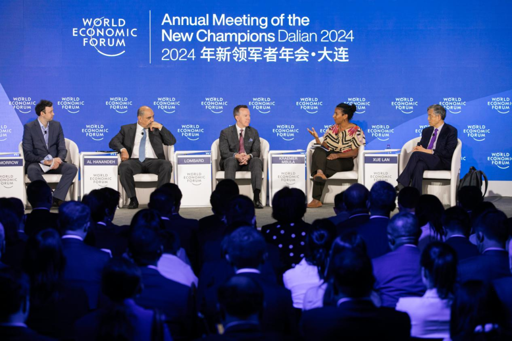 达沃斯现场聚焦AI：快速发展、监管挑战与中美竞争的平衡之道