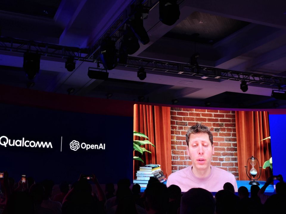 高通将PC芯片植入手机，全力推动端侧AI发展 | 智涌分析